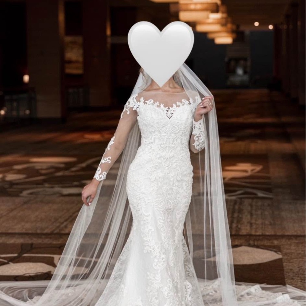 Elegant White Lace Wedding Dress with Veil
